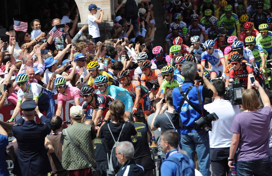 La folla saluta il Giro. Ansa